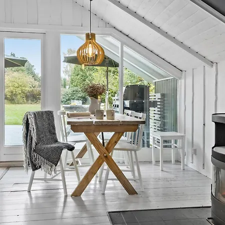 3 Bedroom Lovely In Holiday home